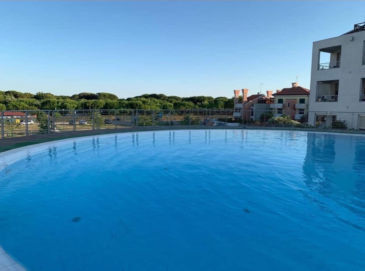 Piscina condominiale del residence con vista sulla pineta, a Cavallino Treporti